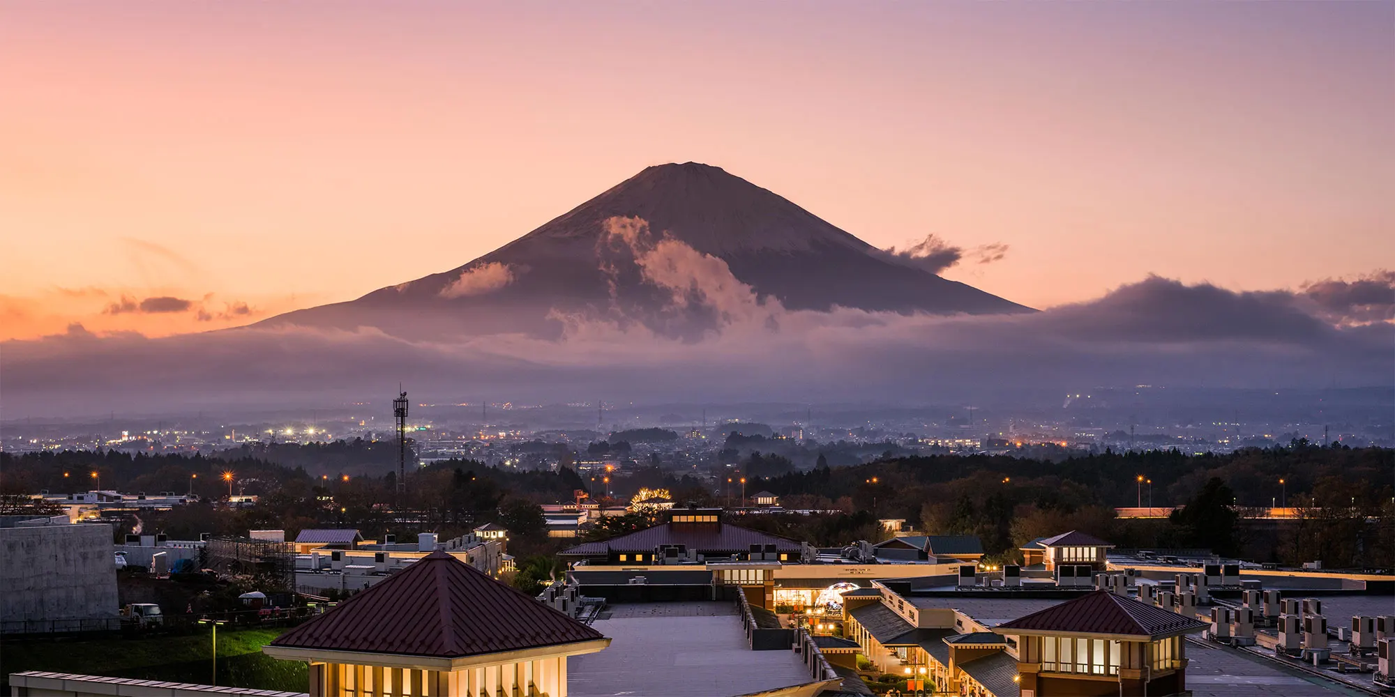 御殿場プレミアムアウトレットと富士山