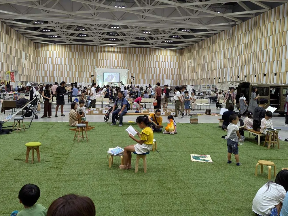 人工芝の上に絵本が並ぶ「絵本・ものがたり広場」の様子（2025年 沼津会場）