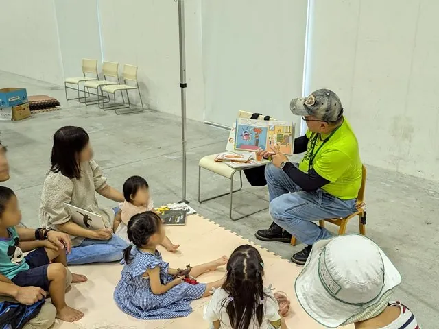 読み聞かせコーナーで絵本を楽しむ子どもたち